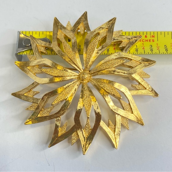 Vintage Monet Star Snowflake Flower Dimensional Layered Large Gold Tone Brooch - Picture 8 of 11
